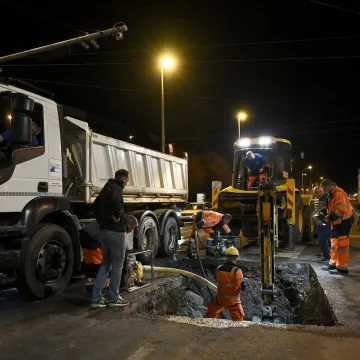 Nevjerojatni prizori iz Zagreba: Pukla cijev na važnom raskrižju, sve je poplavljeno!