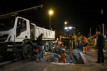 Nevjerojatni prizori iz Zagreba: Pukla cijev na važnom raskrižju, sve je poplavljeno!
