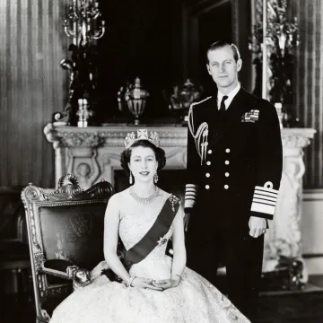 Upoznala ga je u djetinjstvu: Ovo je ljubavna priča kraljice Elizabete i princa Philipa