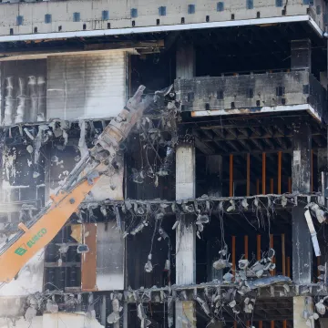 Počelo je? Bageri s bu&scaron;ilicom stigli pred Vjesnik, pogledajte &scaron;to rade neboderu