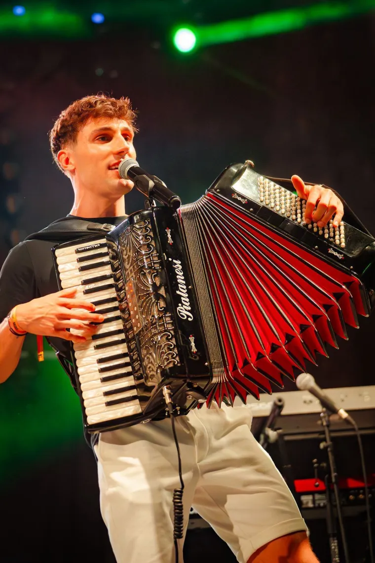 Haris Džinović u pulskoj Areni obilježava 40 godina karijere, a večer otvara mladi harmonika&scaron;