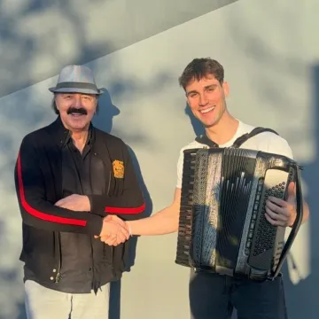 Haris Džinović u pulskoj Areni obilježava 40 godina karijere, a večer otvara mladi harmonika&scaron;