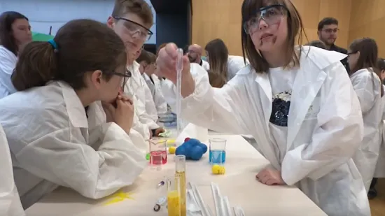 Kako je to biti znanstvenik? Djeca otkrivaju kroz pokuse i robote, a gužva već od prvog dana