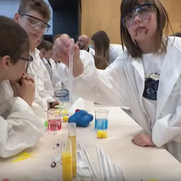 Kako je to biti znanstvenik? Djeca otkrivaju kroz pokuse i robote, a gužva već od prvog dana