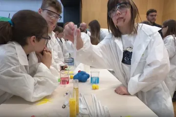 Kako je to biti znanstvenik? Djeca otkrivaju kroz pokuse i robote, a gužva već od prvog dana