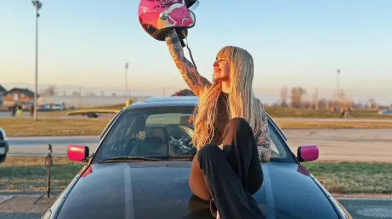 Poznata pjevačica svira harmoniku i voli brze automobile: 'Govore &scaron;to ću ja u utrkama'