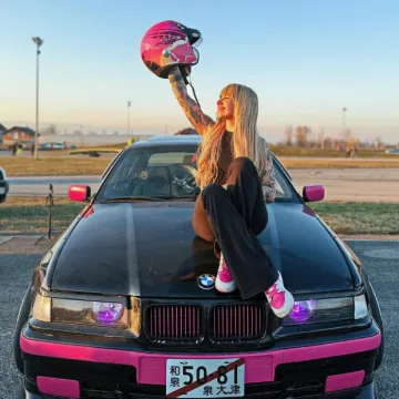 Poznata pjevačica svira harmoniku i voli brze automobile: 'Govore &scaron;to ću ja u utrkama'