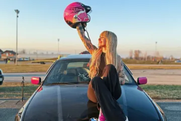 Poznata pjevačica svira harmoniku i voli brze automobile: 'Govore &scaron;to ću ja u utrkama'