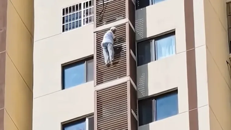 Gospođa (89) se poku&scaron;ala spustiti s 27. kata niz pročelje zgrade! Prolaznici snimili prizor