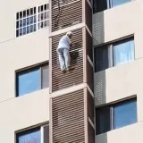 Gospođa (89) se poku&scaron;ala spustiti s 27. kata niz pročelje zgrade! Prolaznici snimili prizor