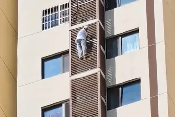 Gospođa (89) se poku&scaron;ala spustiti s 27. kata niz pročelje zgrade! Prolaznici snimili prizor