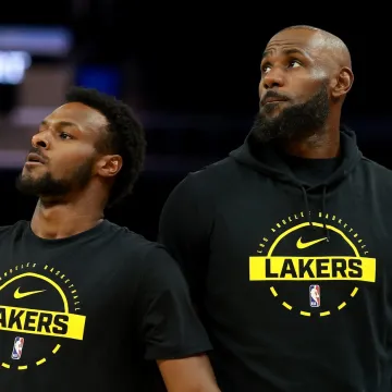 Otac i sin James ponovno ru&scaron;e granice nemogućeg, a LeBronova večer imala je i neočekivan epilog