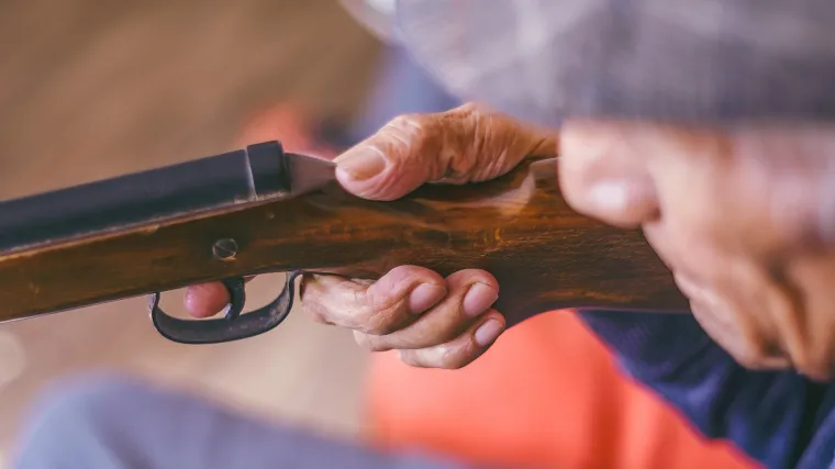 Umirovljenik pu&scaron;kom oborio dron koji je provjeravao stanje zgrada, zabrijao je da su provalnici