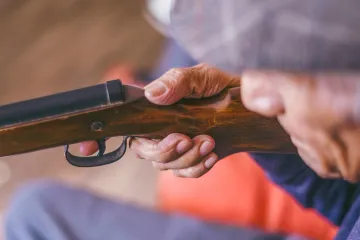 Umirovljenik pu&scaron;kom oborio dron koji je provjeravao stanje zgrada, zabrijao je da su provalnici