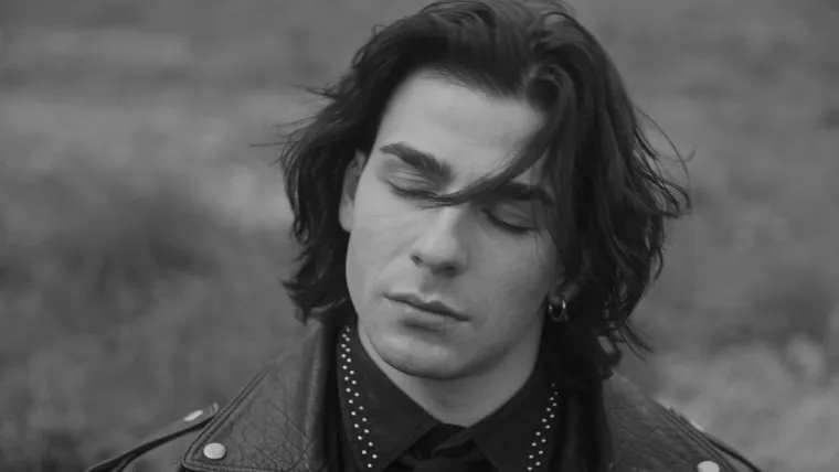 Nakon nastupa na Dori, Devin predstavlja 'I COULD NEVER' pjesmu o ljubavi bez iluzija