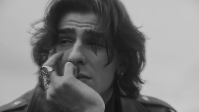 Nakon nastupa na Dori, Devin predstavlja 'I COULD NEVER' pjesmu o ljubavi bez iluzija