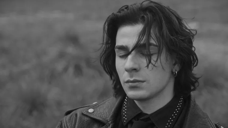 Nakon nastupa na Dori, Devin predstavlja 'I COULD NEVER' pjesmu o ljubavi bez iluzija