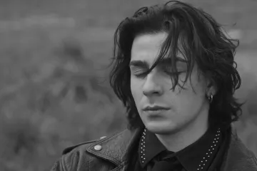 Nakon nastupa na Dori, Devin predstavlja 'I COULD NEVER' pjesmu o ljubavi bez iluzija