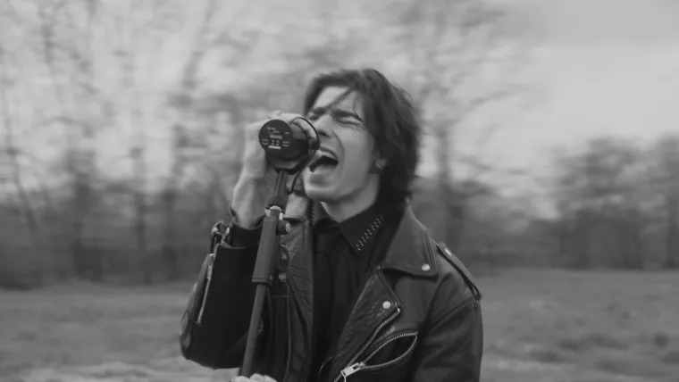 Nakon nastupa na Dori, Devin predstavlja 'I COULD NEVER' pjesmu o ljubavi bez iluzija