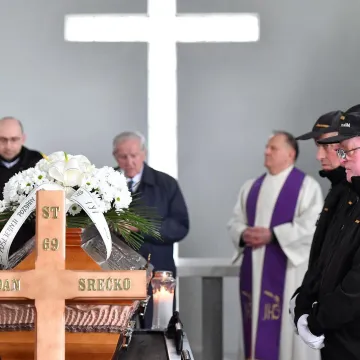 Na sprovodu i lica koja dugo nismo vidjeli: Pogledajte tko se sve oprostio od Srećka Bogdana