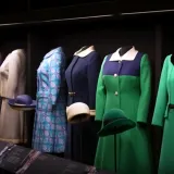 Otvara se velika izložba posvećena Elizabeti II: Otkriveno je kako se oblačila kroz godine