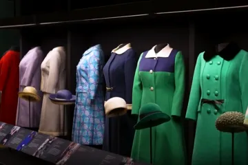 Otvara se velika izložba posvećena Elizabeti II: Otkriveno je kako se oblačila kroz godine