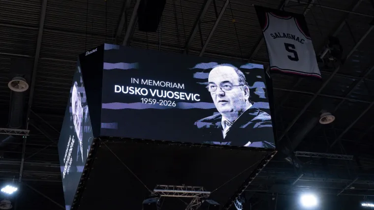 Dirljive scene: Navijači Partizana se oprostili od Du&scaron;ka Vujo&scaron;evića