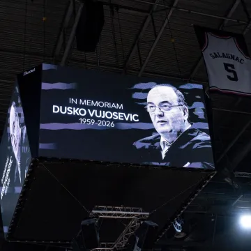 Dirljive scene: Navijači Partizana se oprostili od Du&scaron;ka Vujo&scaron;evića