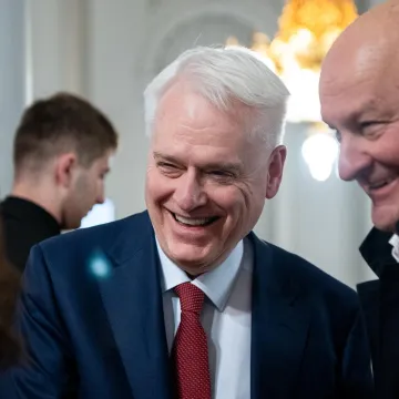 Rijetko javno pojavljivanje: Ivo Josipović snimljen nasmijan u zagrebačkom HNK-u