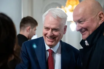 Rijetko javno pojavljivanje: Ivo Josipović snimljen nasmijan u zagrebačkom HNK-u