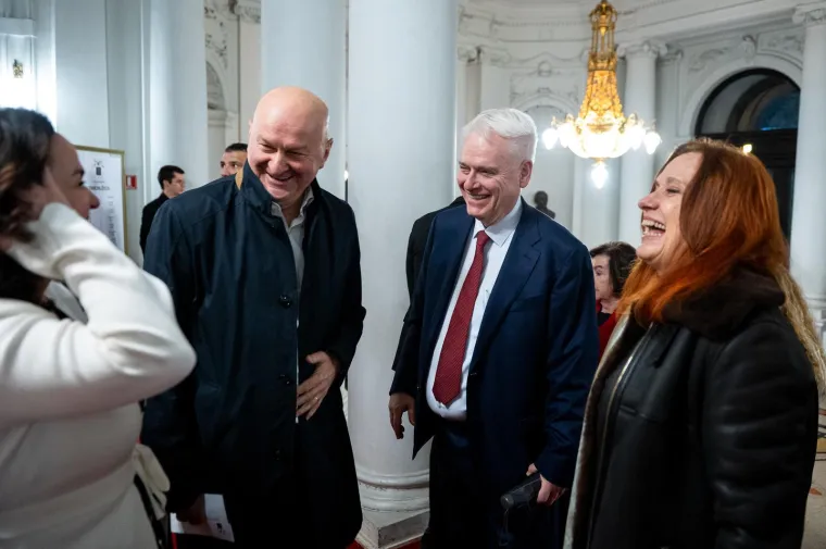 Rijetko javno pojavljivanje: Ivo Josipović snimljen nasmijan u zagrebačkom HNK-u