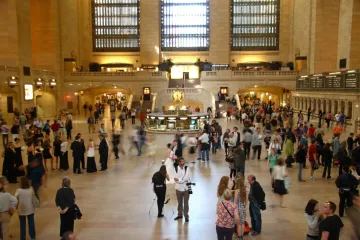 Panika na turističkom 'hot spotu'! Muškarac mačetom nasrnuo na ljude, dvoje se bori za život