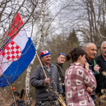 Valjda neće nitko pod auto! Na rallyju rakija, gemi&scaron;ti, čvarci, kobase i zelje, a stigli i tambura&scaron;i