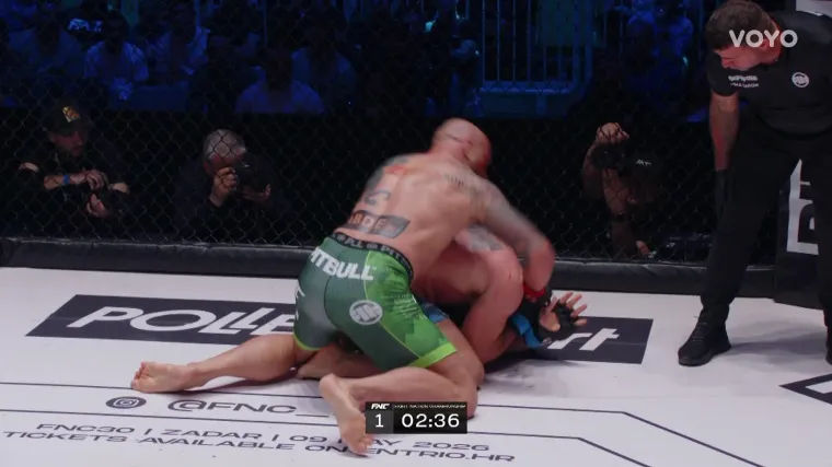 Noćna mora se ostvarila: Pogledajte kakve je batine 'popio' debitant u FNC-u