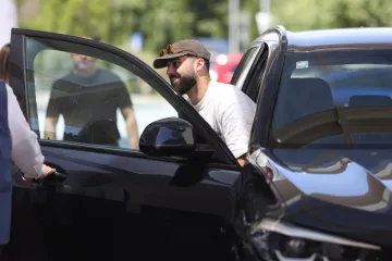 Dok zvijezde dolaze u luksuzu, Gvardiol &scaron;okirao izborom: Evo u čemu se pojavio