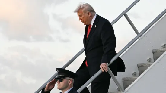 Donald Trump sve bolesniji? Jedva se spustio niz stepenice, objavljena zabrinjavajuća snimka