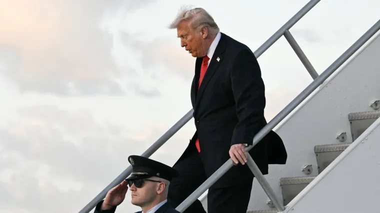 Donald Trump sve bolesniji? Jedva se spustio niz stepenice, objavljena zabrinjavajuća snimka