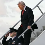 Donald Trump sve bolesniji? Jedva se spustio niz stepenice, objavljena zabrinjavajuća snimka