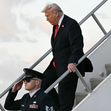 Donald Trump sve bolesniji? Jedva se spustio niz stepenice, objavljena zabrinjavajuća snimka