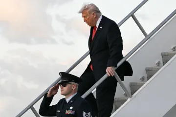 Donald Trump sve bolesniji? Jedva se spustio niz stepenice, objavljena zabrinjavajuća snimka