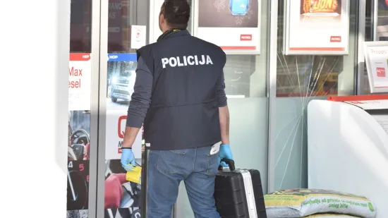 Maskirani razbojnik opljačkao benzinsku na Pe&scaron;čenici, prijetio vatrenim oružjem