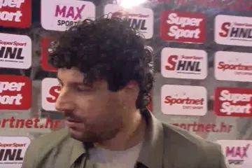 Trener Carević daje izjavu, a reklamni pano samo je 'od&scaron;etao'