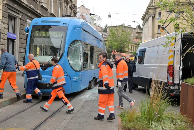 Zastoj u centru Zagreba zbog sudara kamiona i tramvaja: Staklo je posvuda, ove linije voze zaobilazno