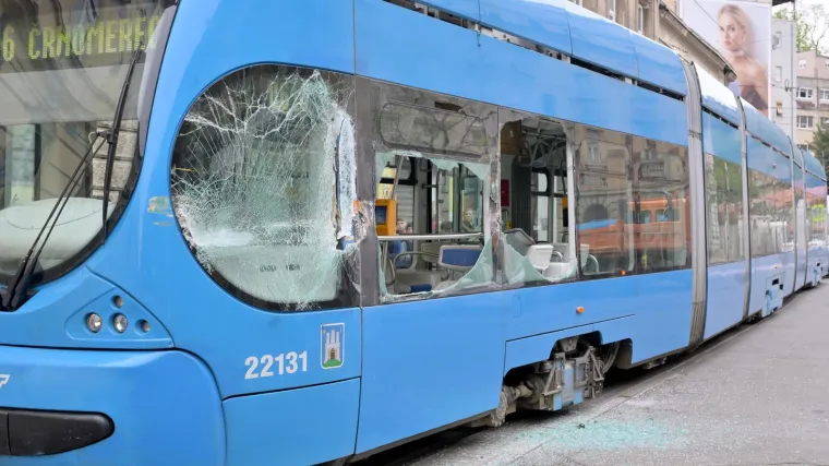Zastoj u centru Zagreba zbog sudara kamiona i tramvaja: Staklo je posvuda, ove linije voze zaobilazno