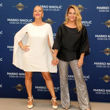 Blizanke Bučević pozirale u rodnom gradu i pokazale koliko su povezane: Objava odu&scaron;evila fanove