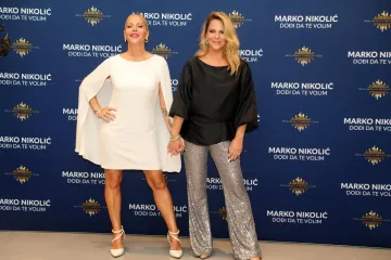 Blizanke Bučević pozirale u rodnom gradu i pokazale koliko su povezane: Objava odu&scaron;evila fanove