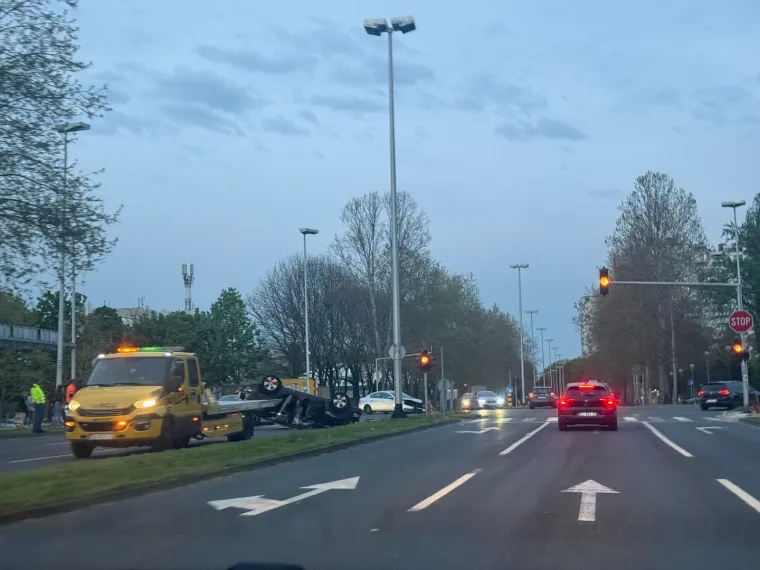 U sudaru u Novom Zagrebu auto zavr&scaron;io na krovu, dvoje ozlijeđenih: 'Stra&scaron;no za vidjeti!'