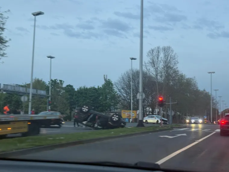 U sudaru u Novom Zagrebu auto zavr&scaron;io na krovu, dvoje ozlijeđenih: 'Stra&scaron;no za vidjeti!'