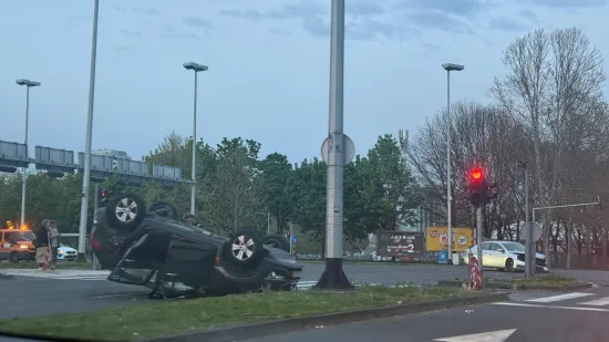 U sudaru u Novom Zagrebu auto zavr&scaron;io na krovu, dvoje ozlijeđenih: 'Stra&scaron;no za vidjeti!'