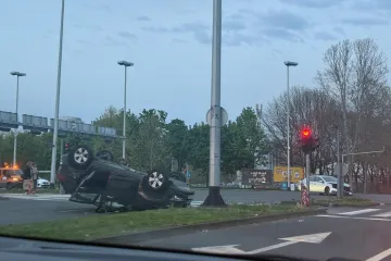 U sudaru u Novom Zagrebu auto zavr&scaron;io na krovu, dvoje ozlijeđenih: 'Stra&scaron;no za vidjeti!'